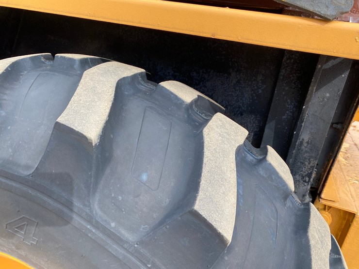 #1004-•-1982-allis-chalmers-714-series-b-industrial-plow-tractor-image-27