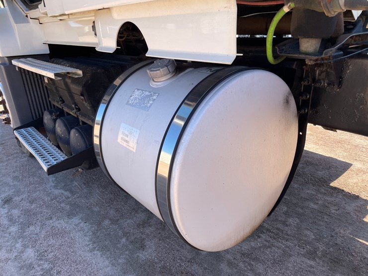 2005-volvo-10-image-30