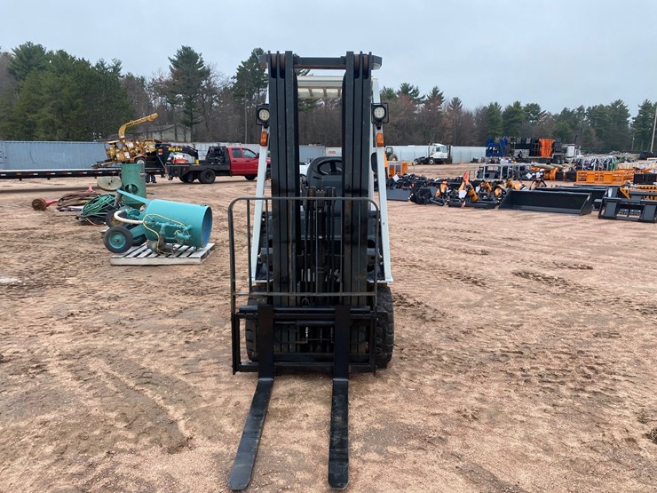 #1167-•-unicarriers-3,250lb-lp-forklift-image-2