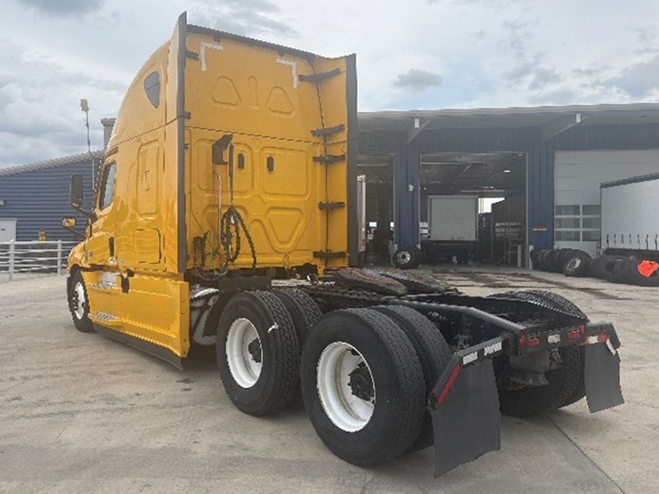 2022-freightliner-cascadia-126-image-2