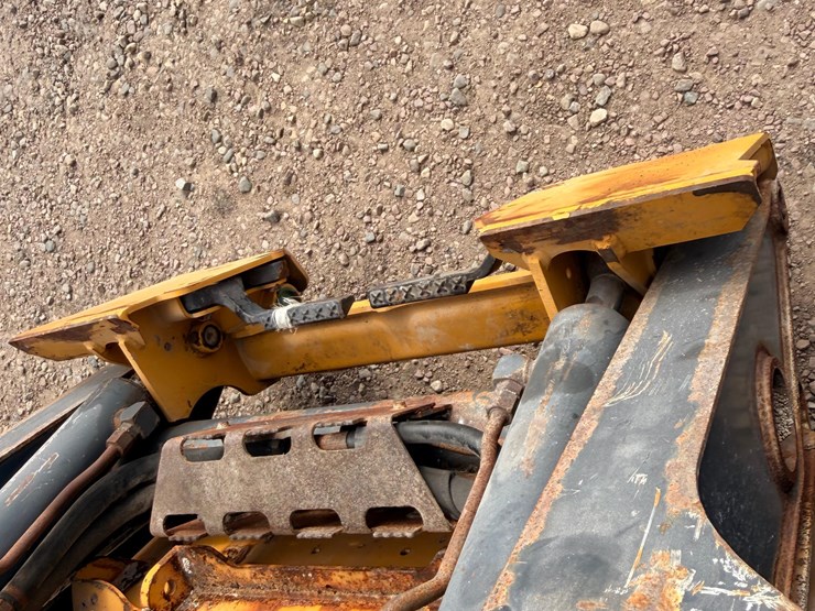 2014-deere-328e-image-13