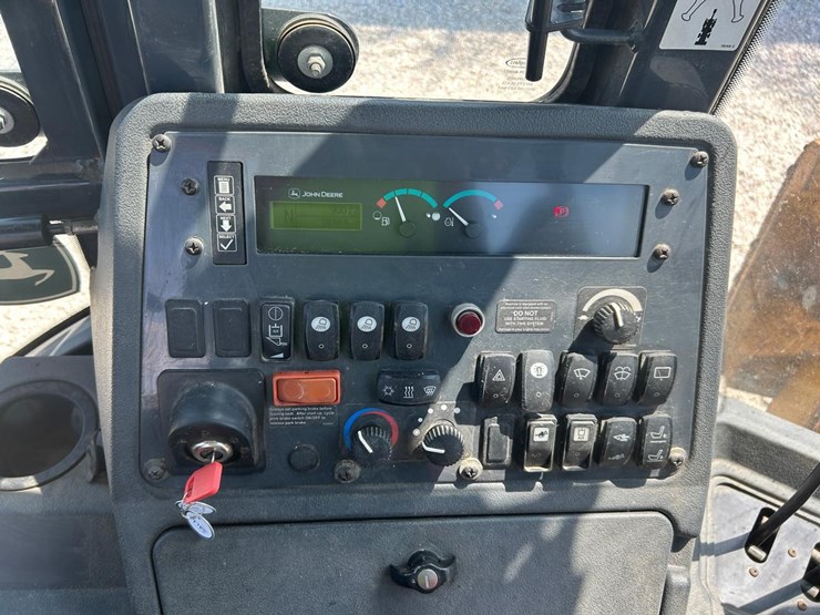 2020-deere-310l-image-22