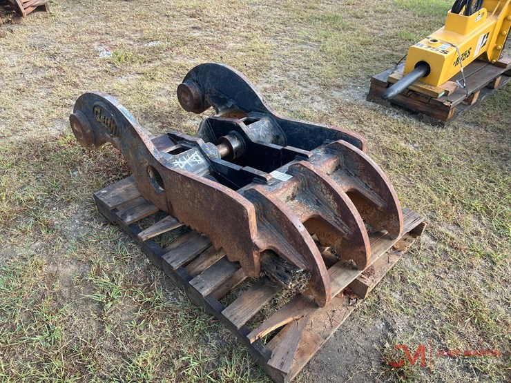 geith-3-finger-excavator-thumb-image-1