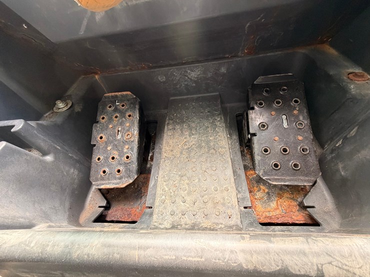 2014-deere-328e-image-16