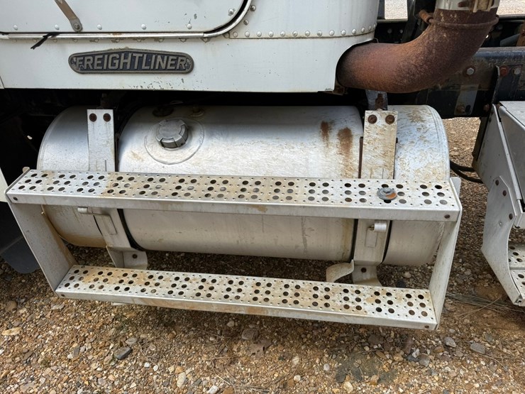 1998-freightliner-108sd-plus-image-32
