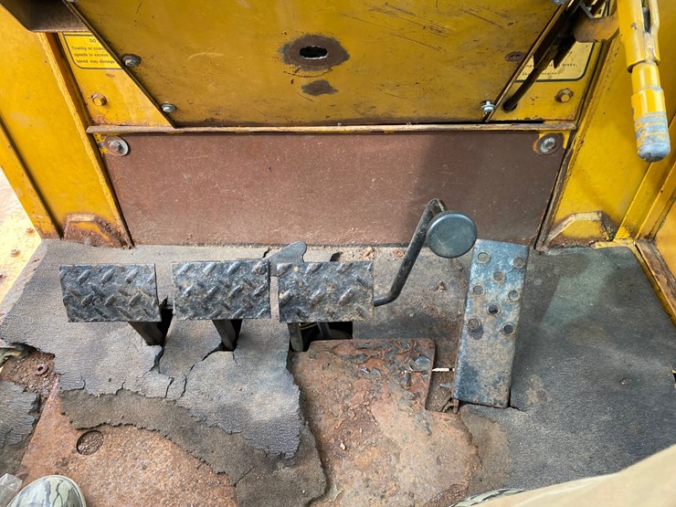 #1004-•-1982-allis-chalmers-714-series-b-industrial-plow-tractor-image-52