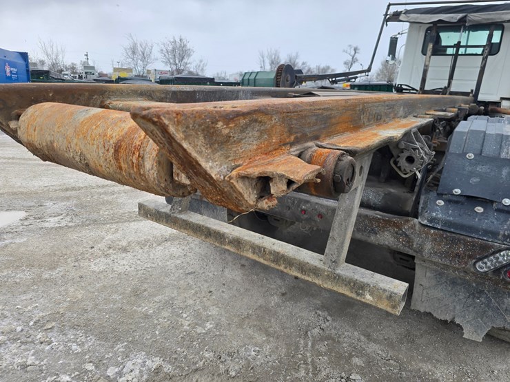 #22589-•-2006-mack-cv713-granite-roll-off-truck-image-73