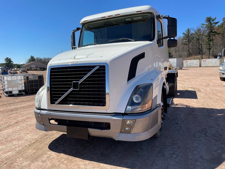 2005-volvo-10-image-2