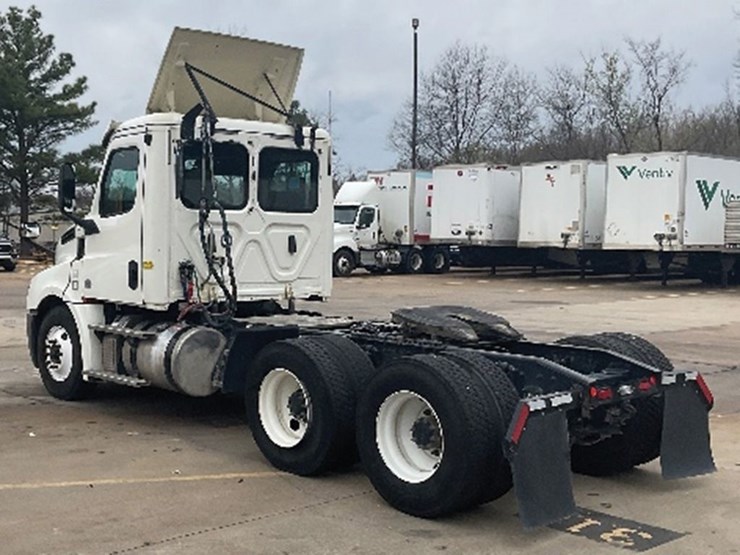 2019-freightliner-cascadia-126-image-2