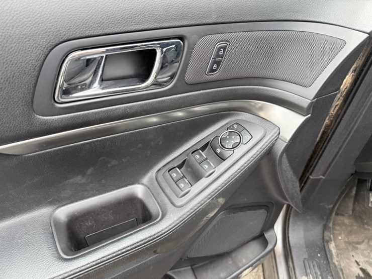 2017-ford-explorer-image-29