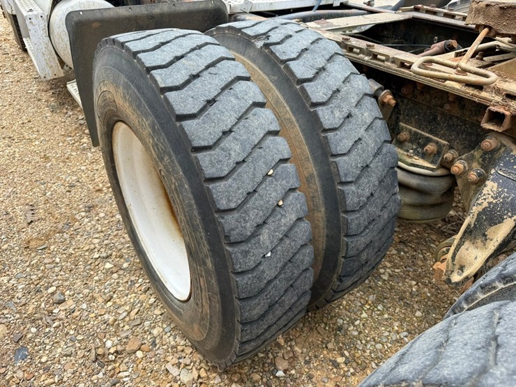 1998-freightliner-108sd-plus-image-9