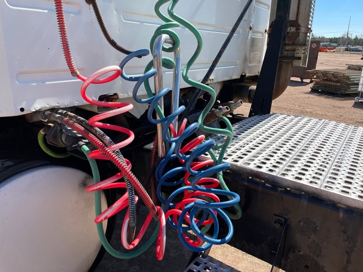 2005-volvo-10-image-29