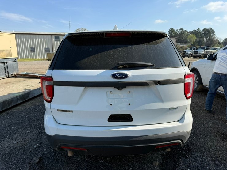2017-ford-explorer-image-13