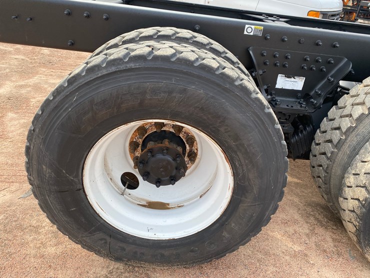 2017-peterbilt-348-image-25