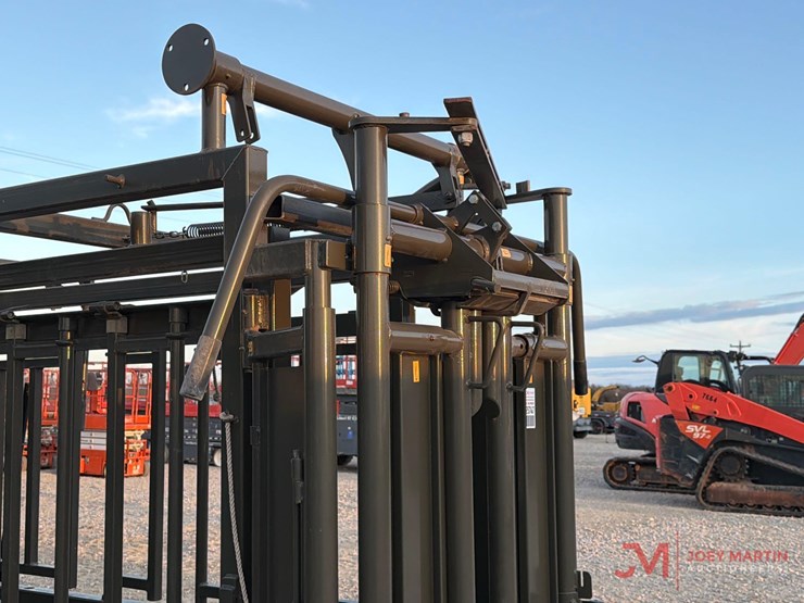 new/unused-m620-manual-squeeze-chute-image-5