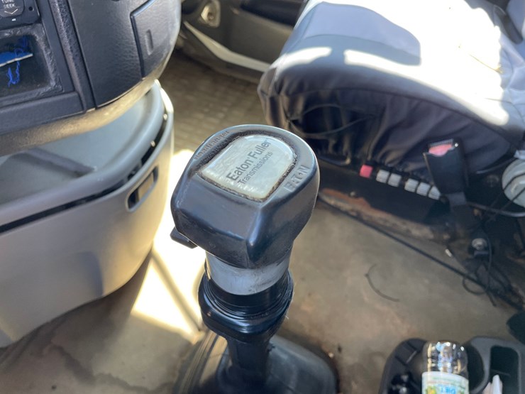 2005-volvo-10-image-38