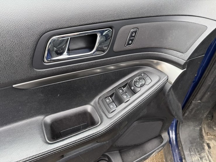 2017-ford-explorer-image-25