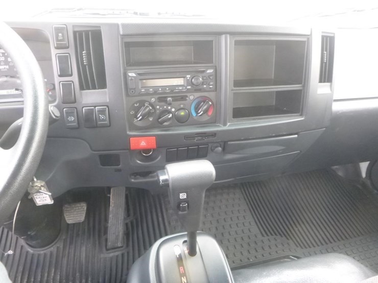 2023-isuzu-nrr-image-15