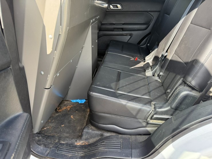 2018-ford-explorer-image-40