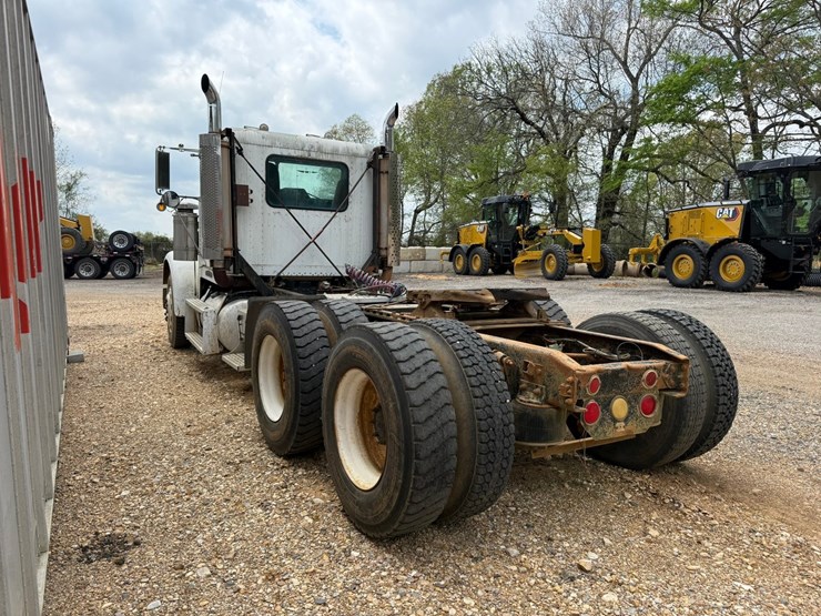 1998-freightliner-108sd-plus-image-4