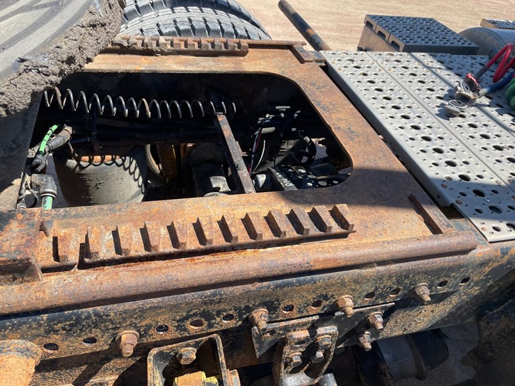 2007-freightliner-fld120-image-30