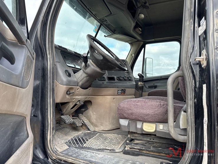 2015-freightliner-day-cab-truck-tractor-image-18