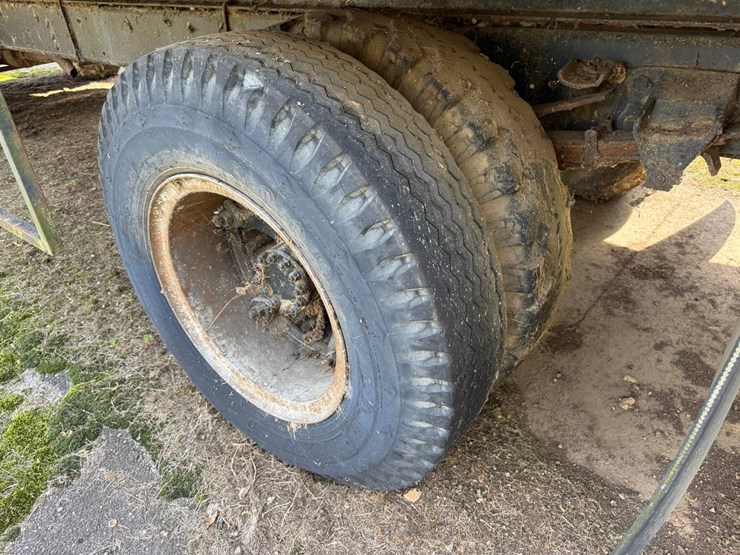 1982-ford-f700-image-5