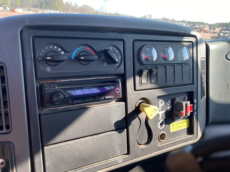 2004-international-7400-image-29