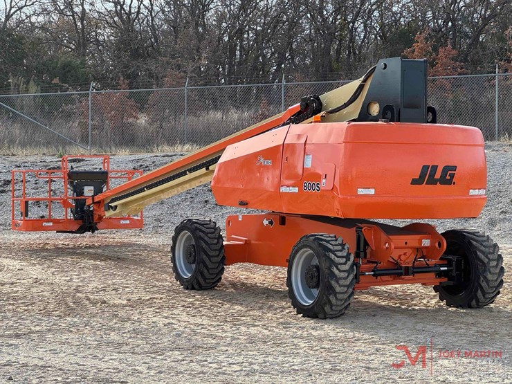 2013-jlg-800s-image-1