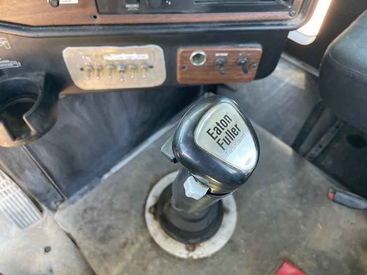 2007-freightliner-fld120-image-45