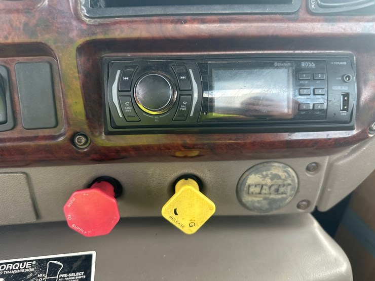 2002-mack-ch613-image-31