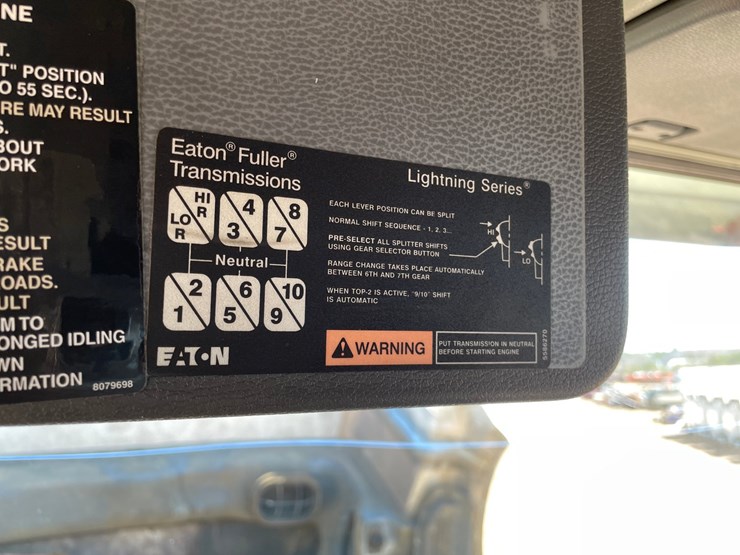 2005-volvo-10-image-39