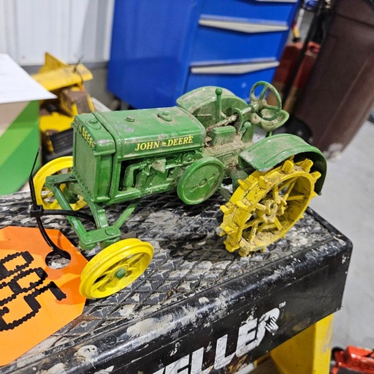 #985 • John Deere 1/16 Die Cast Toy Tractor
