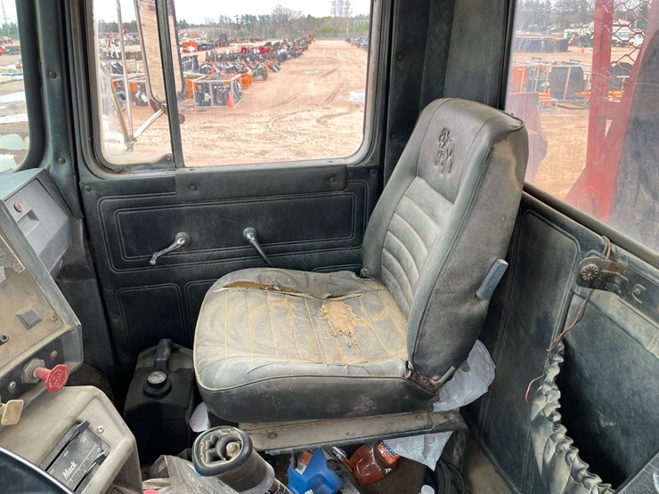 1990-mack-dm690s-image-37