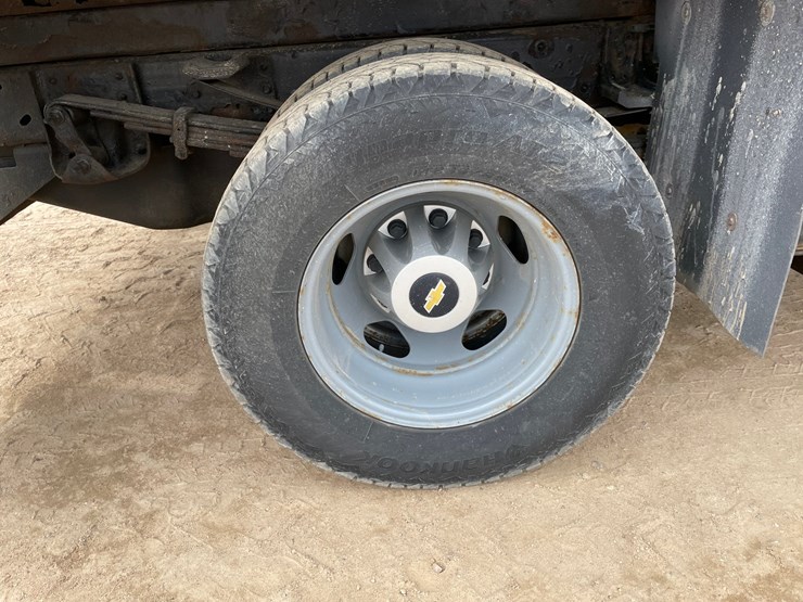 2011-chevrolet-3500-image-28