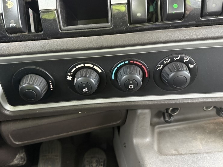 2015-kenworth-t440-image-33