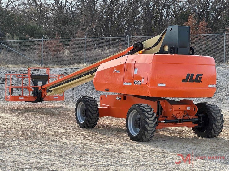 2013-jlg-800s-image-2