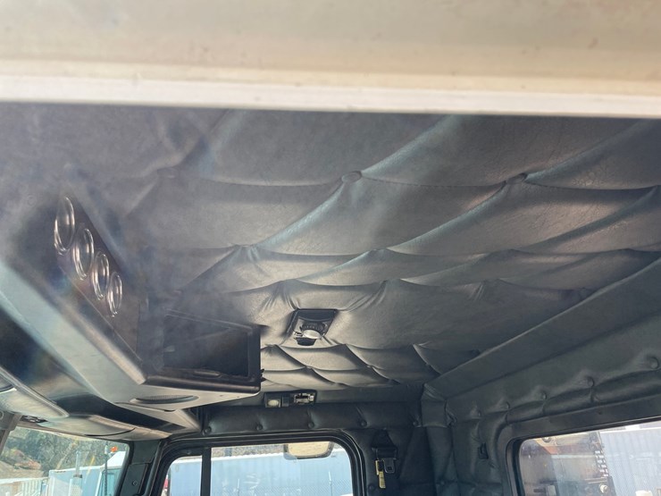 2007-freightliner-fld120-image-40