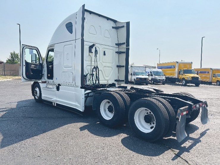 2022-freightliner-cascadia-126-image-2