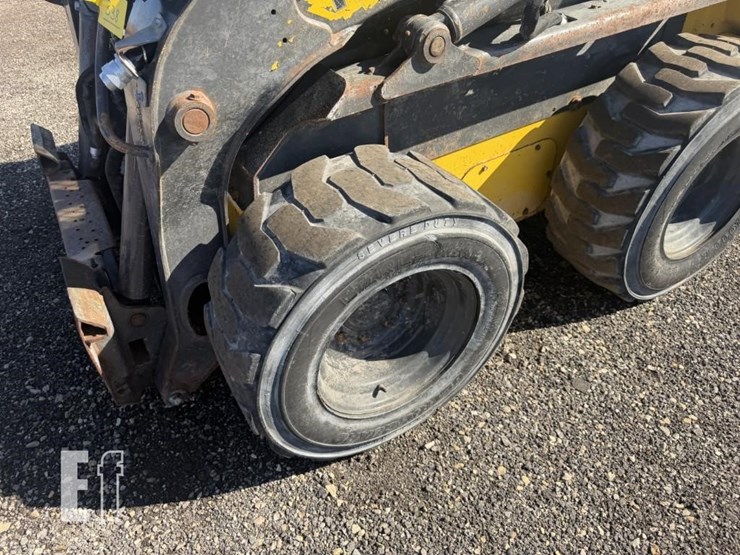 new-holland-l220-image-10