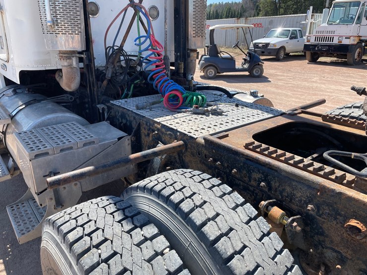 2007-freightliner-fld120-image-17