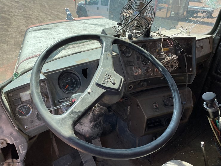 1992-mack-dm690s-image-29