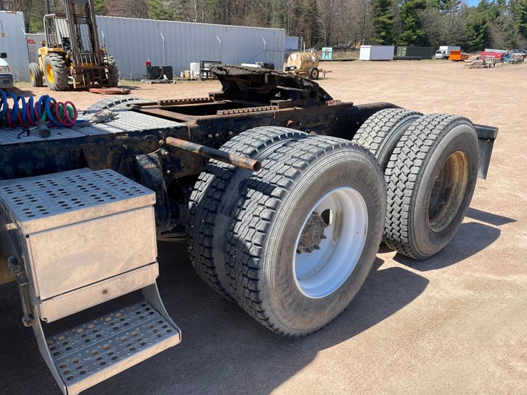 2007-freightliner-fld120-image-11