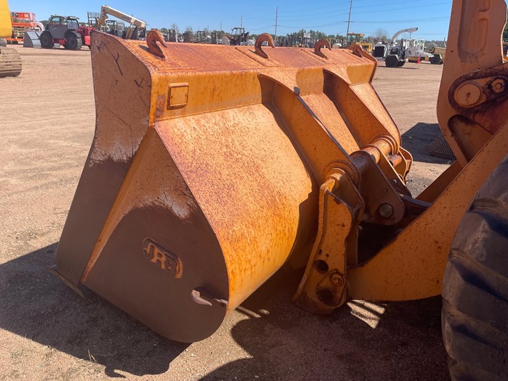 2001-case-721c-image-11