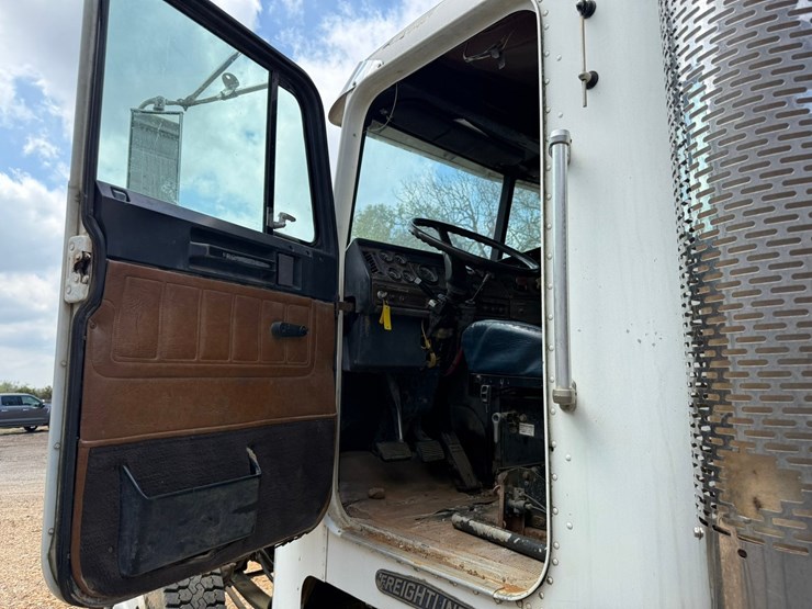 1998-freightliner-108sd-plus-image-50