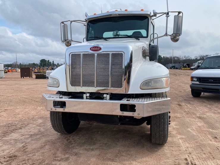 2017-peterbilt-348-image-2
