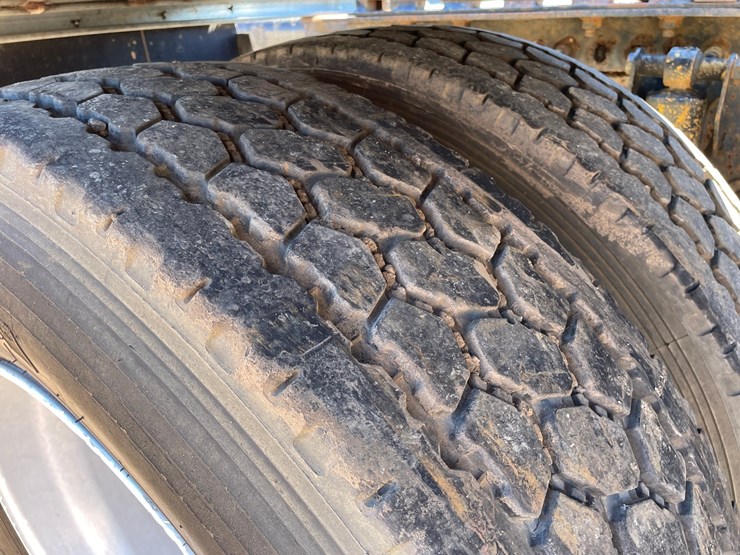 2005-volvo-10-image-27