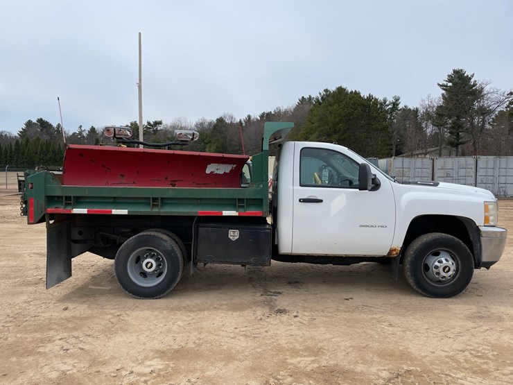 2011-chevrolet-3500-image-6