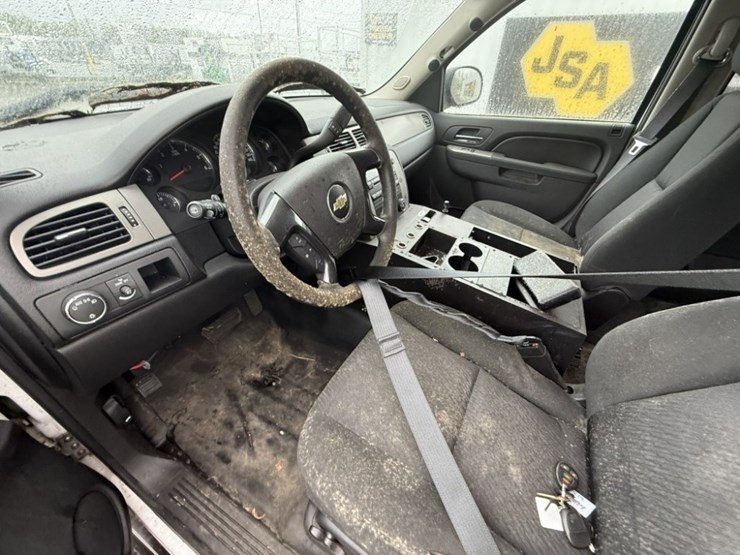 2013-chevrolet-tahoe-image-23