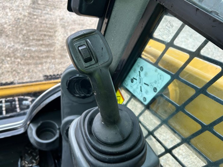 2019-caterpillar-232d-image-18